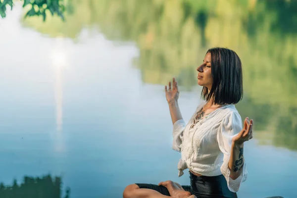 Відступ Медитації Йоги Жінка Сидить Лотосі Пальцями Чин Мудрі Медитує — стокове фото