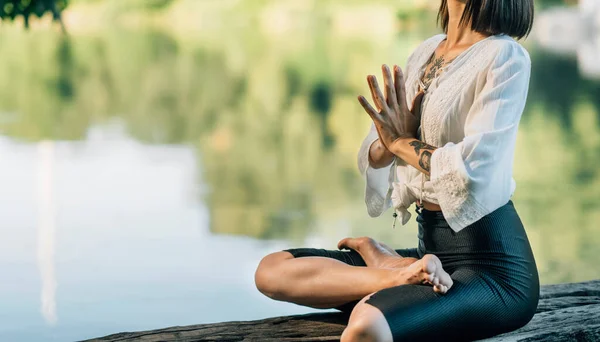 Meditatie Natuur Vrouw Zittend Lotuspositie Met Handen Gebedspositie Mediterend Bij — Stockfoto