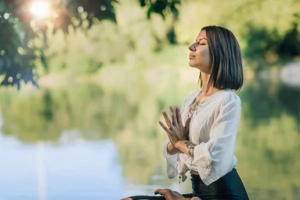 Yoga Retreat Friedliche Junge Frau Sitzt Lotusposition Und Meditiert See — Stockfoto
