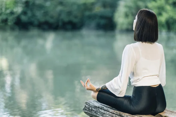 Meditation Der Natur Frau Sitzt Lotusposition Und Meditiert See — Stockfoto