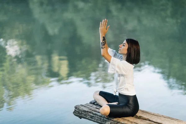 Meditatie Natuur Vrouw Zittend Lotuspositie Mediterend Bij Het Meer — Stockfoto