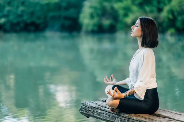 Meditación Naturaleza Mujer Sentada Posición Loto Meditando Junto Lago —  Fotos de Stock