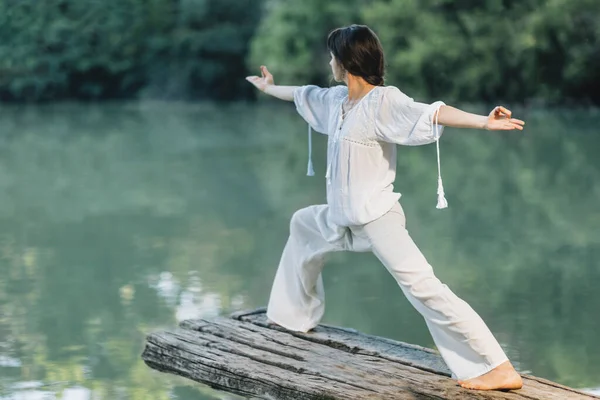 Yoga Junto Lago Mujer Joven Practicando Guerrero Pose Virabhadrasana — Foto de Stock