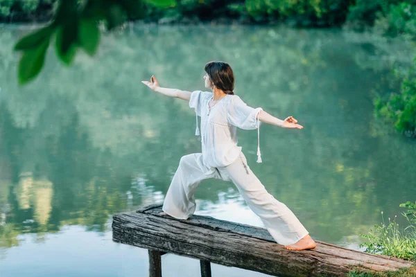 Yoga Junto Lago Mujer Joven Practicando Guerrero Pose Virabhadrasana —  Fotos de Stock