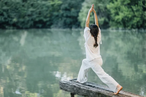 Yoga Beira Lago Jovem Praticando Guerreiro Dose Virabhadrasana — Fotografia de Stock