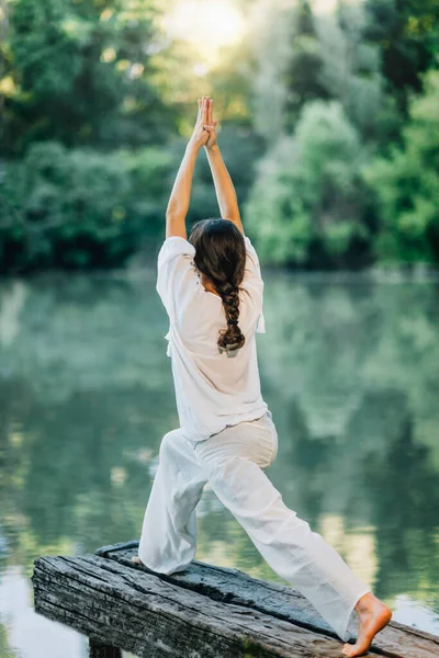 Yoga Vid Sjön Ung Kvinna Utövar Krigare Pose Eller Virabhadrasana — Stockfoto