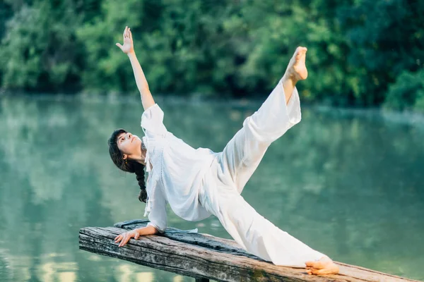 Yoga Vid Sjön Ung Kvinna Som Gör Yoga Övningsplanka Stjärna — Stockfoto