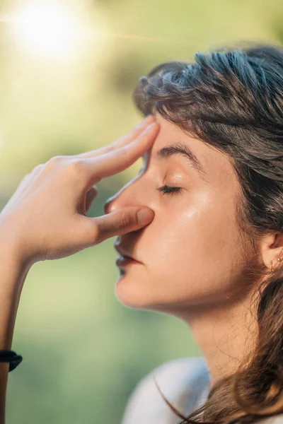 Mujer Joven Practicando Pranayama Yoga Técnica Respiración Aire Libre — Foto de Stock