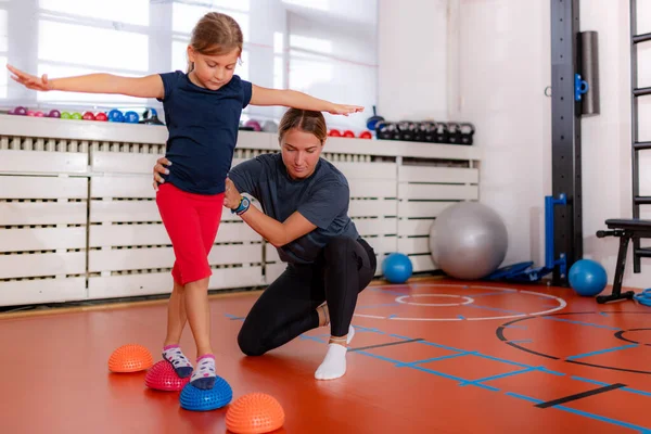 Entraînement Enfant Pour Amélioration Équilibre Correction Des Pieds Plats Marchant — Photo