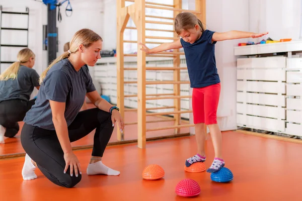 Kindertraining Zur Verbesserung Des Gleichgewichts Und Zur Korrektur Von Plattfüßen — Stockfoto