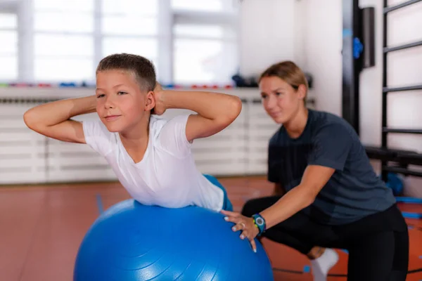Дети Время Занятий Физкультурой Упражнения Мячами — стоковое фото