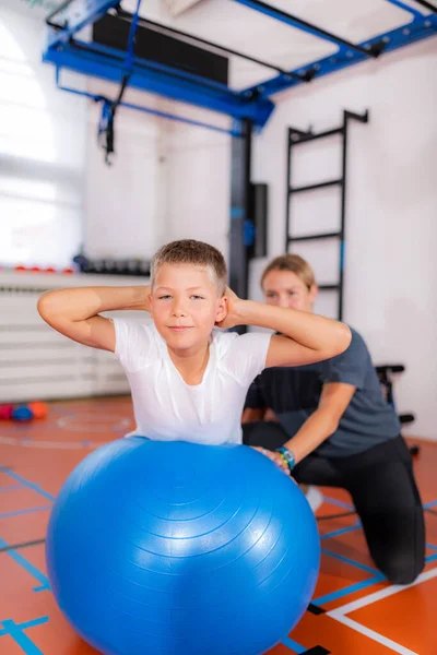 Gyermek Testmozgás Órán Fitnesz Labdákkal Edzés — Stock Fotó