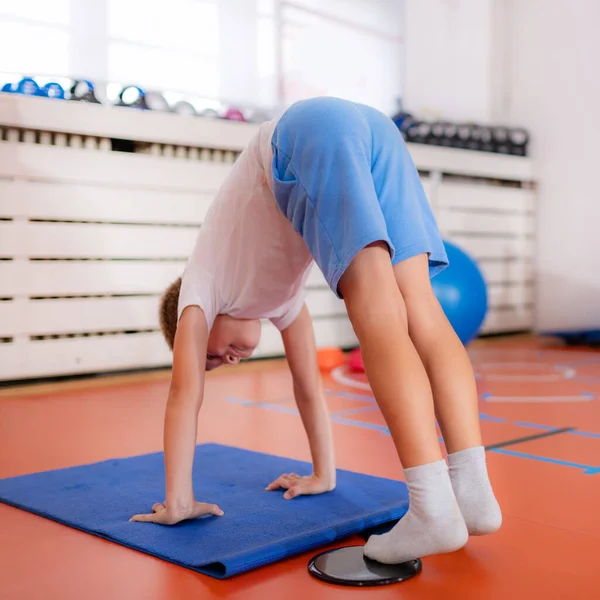 Bauchmuskeltraining Für Kinder Mit Gymnastikgleitern — Stockfoto