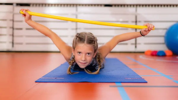 Rückenstärkendes Training Für Kinder Mit Einer Stange — Stockfoto