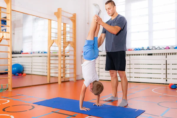 Actividad Física Para Niños Niño Haciendo Soporte Mano Con Entrenador —  Fotos de Stock