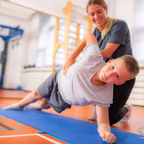 Planche Latérale Enfant Faisant Exercice Dans Cours Activité Physique — Photo