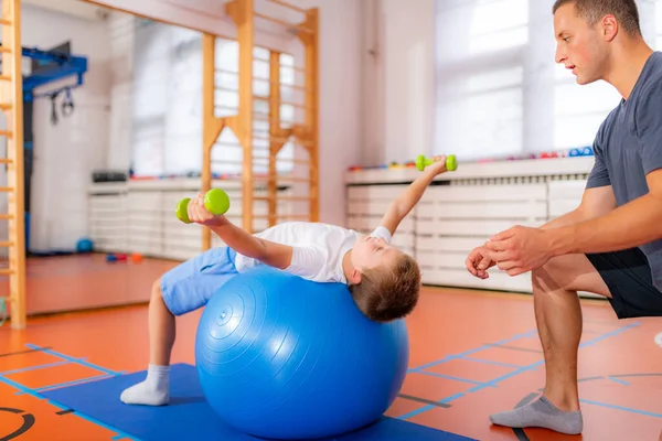 Mellkasi Vagy Mellkasi Izomgyakorlatok Fitnesz Labdával Rendelkező Gyermekek Számára — Stock Fotó