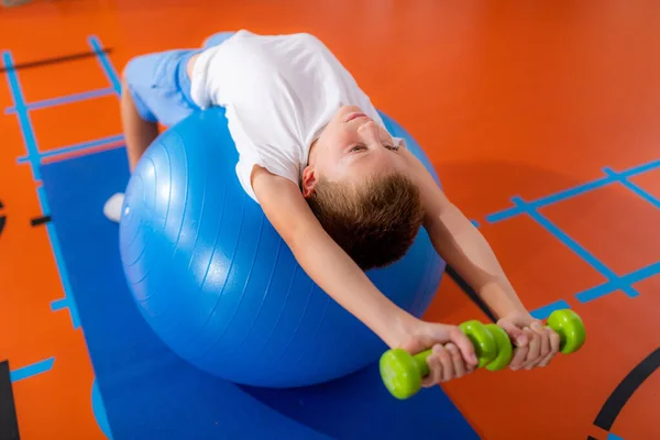 Грудная Грудная Мышцы Упражнения Детей Фитнес Мяч — стоковое фото