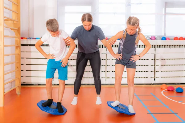 Gleichgewichtsübungen Für Kinder Mit Balancescheiben — Stockfoto