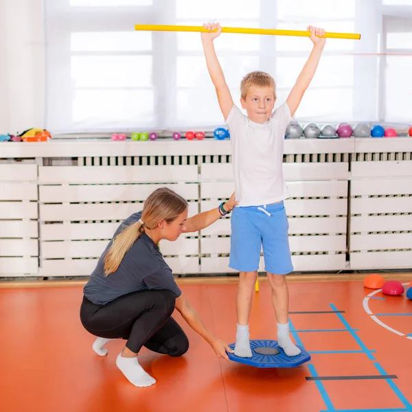 Gleichgewichtsübungen Für Kinder Mit Balancescheiben — Stockfoto