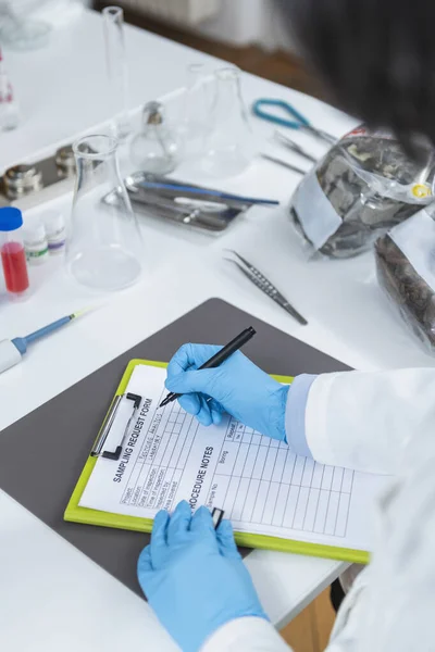 Bio Zertifizierungslabor Ausfüllen Eines Formulars Für Das Öko Zertifizierungsverfahren Labor — Stockfoto