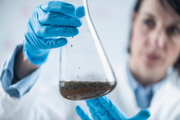 Kontrolleur Der Organischen Lebensmittelwissenschaft Untersucht Laborkolben Mit Wasser Gelöster Pflanzenprobe — Stockfoto