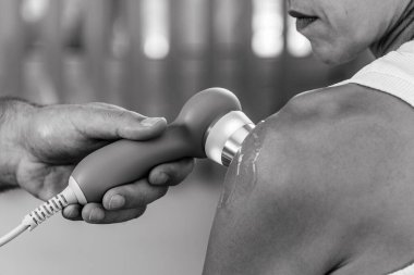 Fizyoterapist hastaların omuzlarında ultrason terapisi uygular. Ağrıyı azaltmak, hareket kabiliyetini arttırmak ve dokunun iyileşmesini hızlandırmak için.