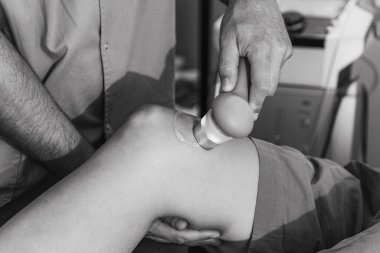 Fizyoterapist hastanın dizine ultrason terapisi uygular. Ağrı kesiciyi hedef alır ve klinik çevrede iyileşmeyi sağlar.