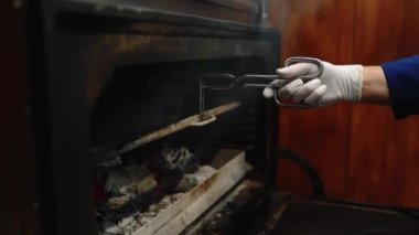 Evde biftek pişirmek, kesme tahtasında biftek, ızgara çizgili sulu biftek.