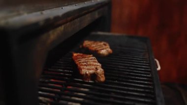 Evde biftek pişirmek, kesme tahtasında biftek, ızgara çizgili sulu biftek.