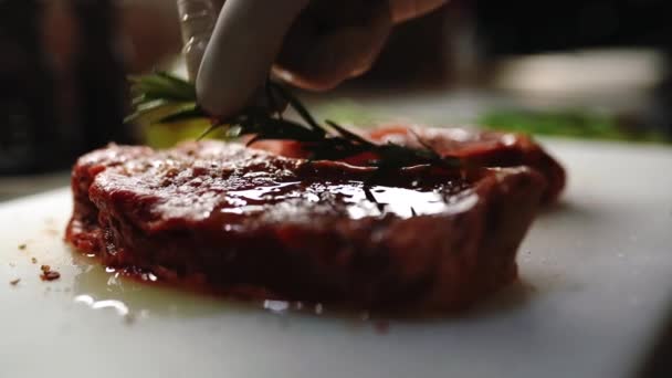 Rundvleesbiefstuk Thuis Koken Rundfilet Snijplank Sappige Biefstuk Met Grillstrepen Chef — Stockvideo