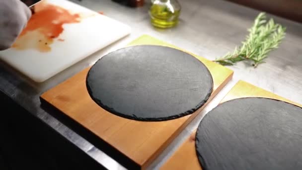 家庭でのビーフステーキの調理 カットボード上のビーフフィレ グリルストライプのジューシーなステーキ — ストック動画