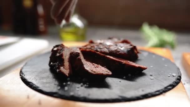 Memasak Daging Sapi Steak Rumah Daging Sapi Fillet Cut Board — Stok Video