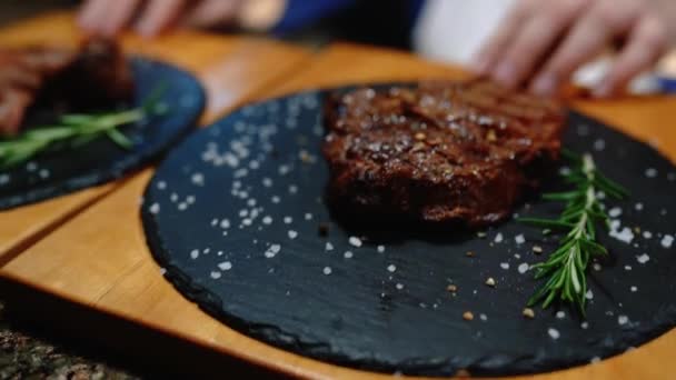 家庭でのビーフステーキの調理 カットボード上のビーフフィレ グリルストライプのジューシーなステーキ — ストック動画