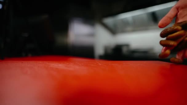Pepinos espalhados em uma tábua de cozinha — Vídeo de Stock