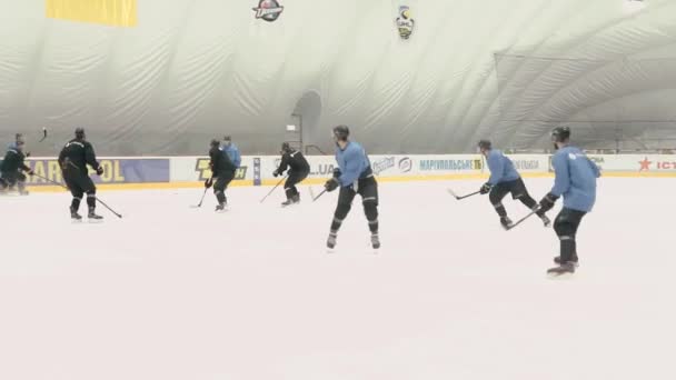 Mariupol, περιφέρεια Ντόνετσκ, Ουκρανία 11.21.2020 Ομάδα χόκεϊ επί πάγου στο πρωτάθλημα χόκεϊ επί πάγου — Αρχείο Βίντεο
