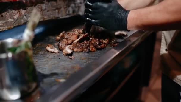 Turkisk doner, kebab Istanbul lunch. Grillad kyckling. — Stockvideo