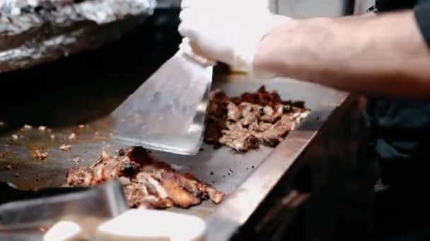 Turkish doner, kebab Istanbul lunch. Grilled chicken. — Stock Video