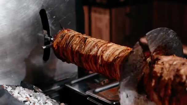 Turecký doner, kebab Istanbul oběd. Grilované kuře. — Stock video