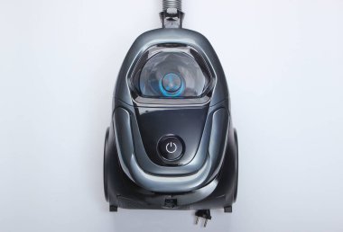 Beyaz arka planda elektrikli süpürge. Üst Manzara. Temizlik kavramı.