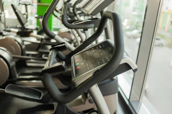 Spor Salonunda Eliptik Egzersiz Makineleri Fitness Sağlıklı Yaşam Tarzı Konsepti — Stok fotoğraf
