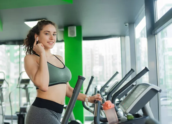 Mujer Atractiva Joven Calentando Una Máquina Ejercicio Elíptica Gimnasio Fitness —  Fotos de Stock