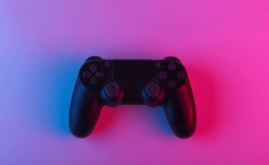 Neon mavi-pembe ışıklı av alanı. Oyun konsepti.