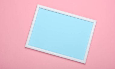 Pembe arkaplanda kopyalama alanı için boş çerçeve. Pastel renk eğilimi, minimalizm