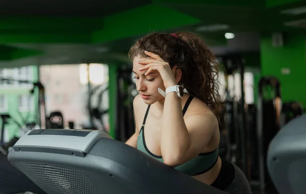 Cansado Joven Forma Mujer Ropa Deportiva Cinta Correr Gimnasio Concepto —  Fotos de Stock