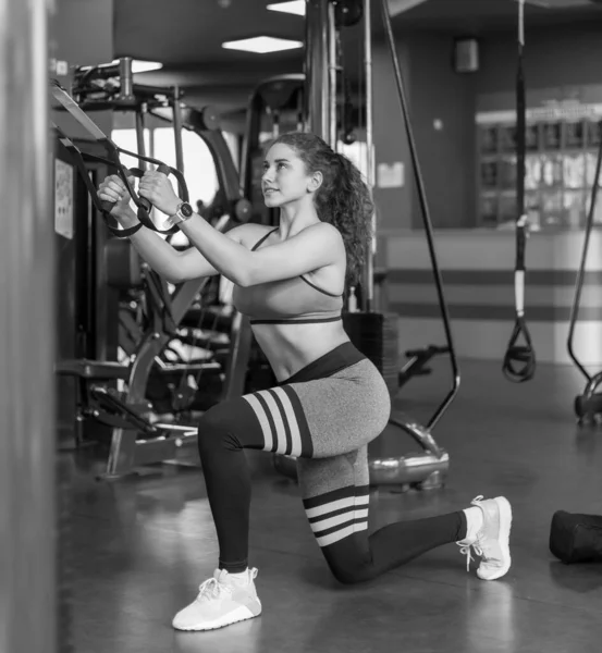 Jonge Fitte Vrouw Doet Lunges Oefening Met Fitness Riemen Sportschool — Stockfoto