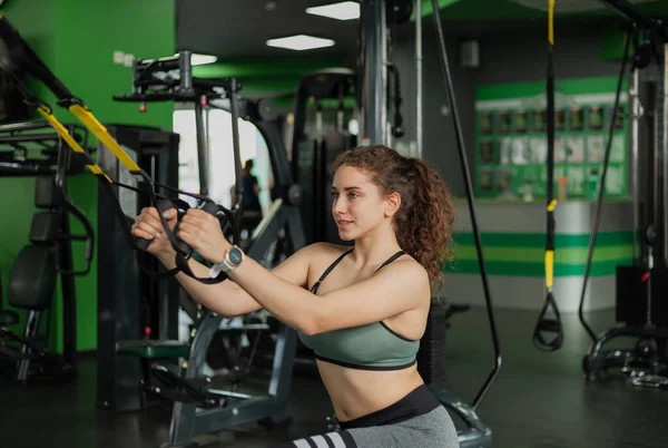 Νεαρή Γυναίκα Γυμνάζεται Λουράκια Γυμναστικής Στο Γυμναστήριο Λειτουργική Εκπαίδευση Υγιεινός — Φωτογραφία Αρχείου