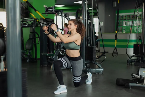 Jovem Mulher Apto Fazendo Lunges Exercício Com Alças Fitness Ginásio — Fotografia de Stock