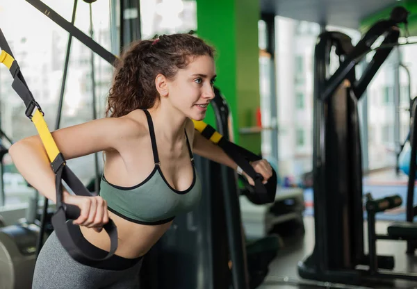 Jovem Mulher Apta Fazer Exercícios Com Alças Fitness Ginásio Treinamento — Fotografia de Stock