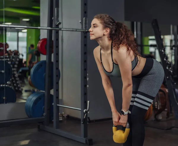 Atletická Mladá Fit Žena Dělá Cvičení Kettlebell Tělocvičně Hmotnosti Zdarma — Stock fotografie